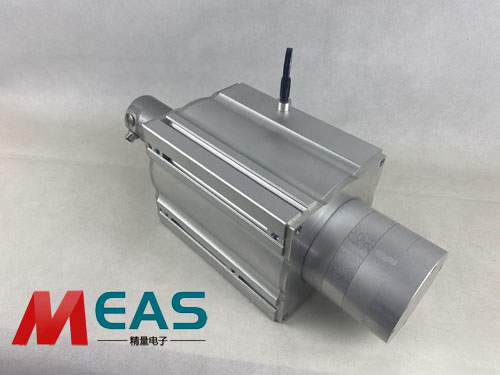 拉線位移編碼器持續(xù)精準(zhǔn)地輸出數(shù)據(jù)